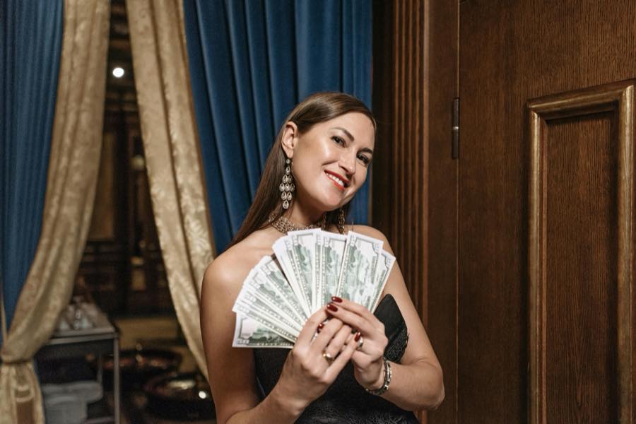 Reife Frau als Symbol fuer maennliche Sugar Baby Perspektive