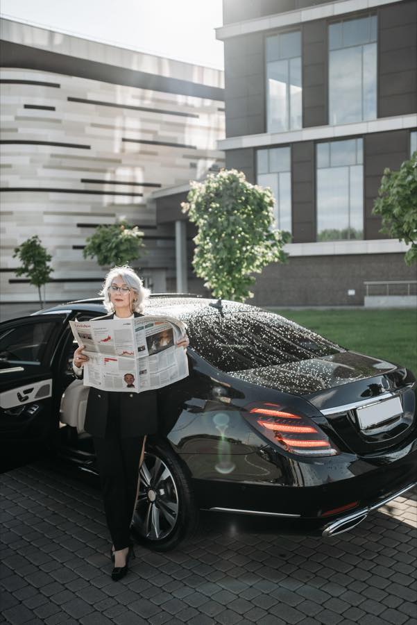 Reife Frau als Symbol fuer den Vergleich Sugar Mommy vs Sugar Daddy