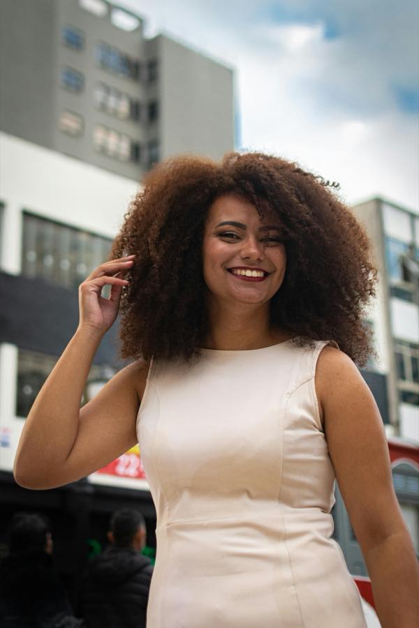 Reife Frau als Symbol fuer sichere Sugar Dating Kommunikation