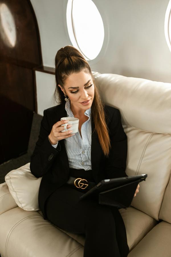 Reife Frau als Symbol fuer Datenschutz beim Sugar Dating