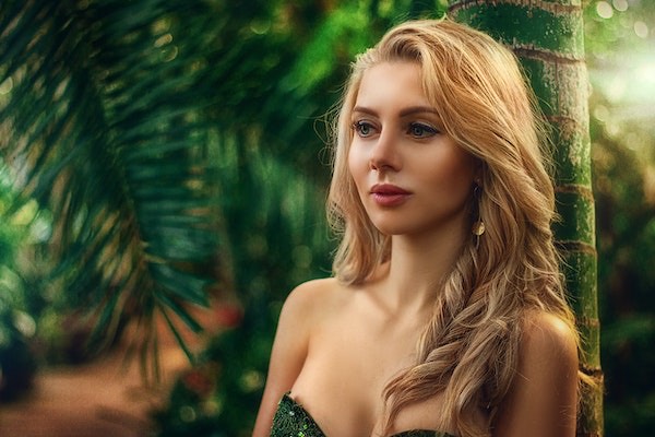 Elegante Frau in einer ruhigen Umgebung